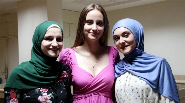 Biri ablasından gayr dinlediği şarkıdan etkilenen Bosnalı güre kızlar Türkçe öğrendi