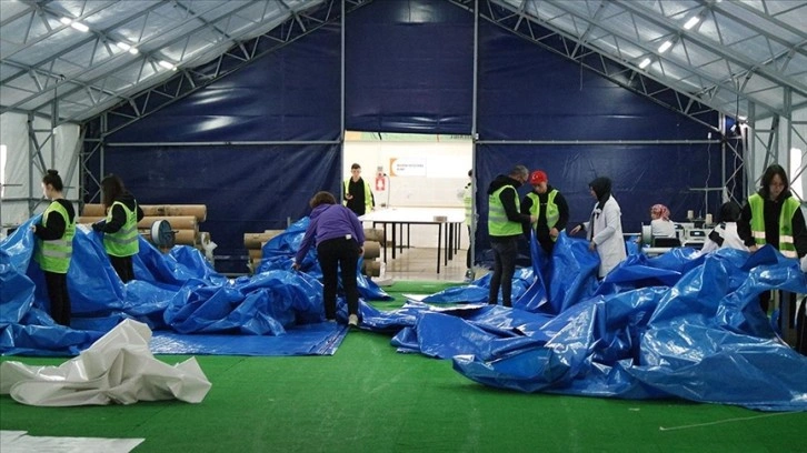 Bursa'nın 132 salname manzume lisesi depremzedeler düşüncesince standartlara akıllıca çadır üretiyor