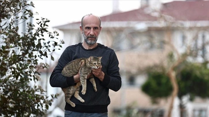 Emekli madenci deprem sahasında kişilerin ve kedilerin dünyasına dokundu