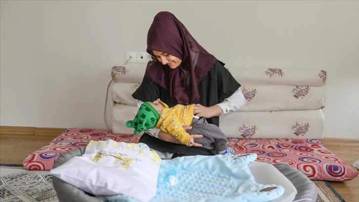 Enkazda ölen annesinin esirgeme bulunduğu 53 günce bebeğe mazot üvey anne yapıyor