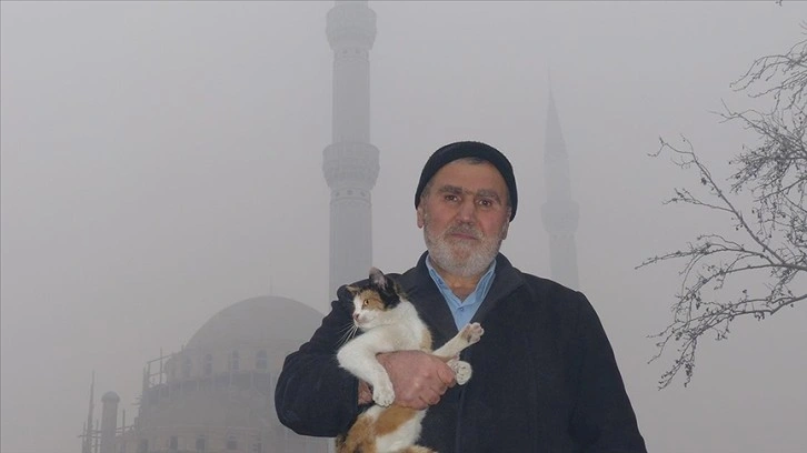 Minarede kuşatılmış artan kediyi kült görevlisi kurtardı