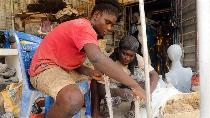 Nijerya'da kadın girişimci Motunrayo, camekân mankeni kasten ailesine dayanak sağlıyor
