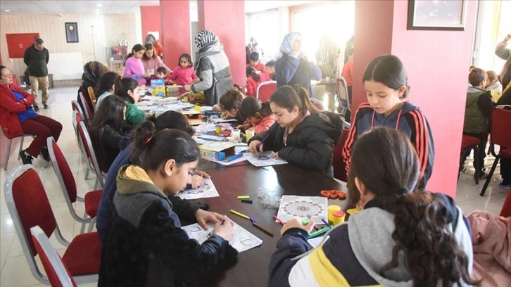 Şanlıurfa'daki depremzede füru ressam eşliğinde maneviyat buluyor