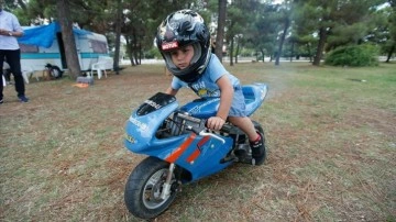 3,5 yaşındaki Ömer Ali küçük motosikletini diplomatça kullanıyor