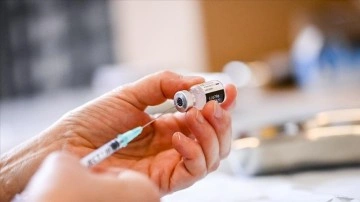 AB'nin çare düzenleyicisi, Pfizer-BioNTech'in dünkü varyantlara mevzun aşısını inceliyor