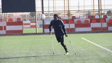 Afrikalı ampute futbolcu, sosyal medya kanalıyla Şanlıurfa'ya aktarma oldu