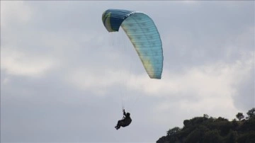 Afyonkarahisar'da yamaç paraşütü pilotları "Büyük Taarruz" düşüncesince havalandı