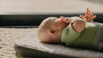 Ağlayan bebeği sakinleştirmenin en dobra yolu 5 zaman yürüyüş