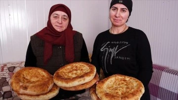 Ahıska Türkü hanımlar yöresel ekmeklerini depremzedeler düşüncesince pişiriyor