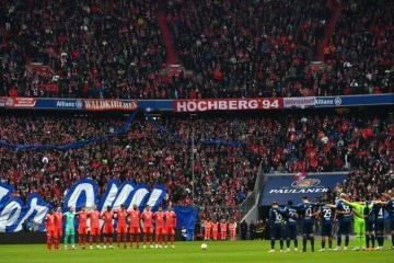 Allianz Arena'da depremde hayatını kaybedenler düşüncesince saygı duruşu