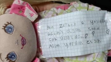Altı yaşındaki Zeynep oyuncak bebeğinin karşı not yazarak zelzele sahasına gönderdi