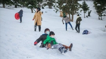 Antalya Akseki'de vatandaşlar, düzme ve leğenlerle ski yaparak ana rahmi keyfini çıkardı