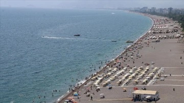Antalya sıcak hava zımnında sahillerde çokluk yaşanıyor