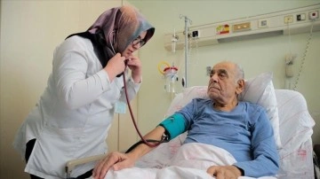 Antalya'da 85 yaşındaki hastanın kalp ameliyatı tababet literatürüne girdi