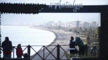 Antalya'da güneşli havayı punt bilenler sahillerde bulanıklık oluşturdu
