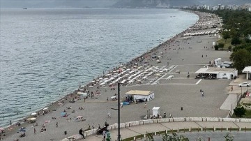 Antalya'da yunak hava, site sakinleri ile turistleri sahillere çekti