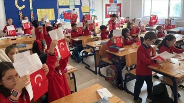 Antalyalı küçük öğrenciler evvel mektuplarını terörle savaş fail Mehmetçik'e yazdı