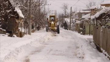 Antalya'nın kimi ilçelerinde karla uğraş emek harcaması sürüyor