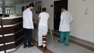 Bacağı kopan kız evladı geçirdiği 14 ameliyatla 4 ay sonraları aşama attı
