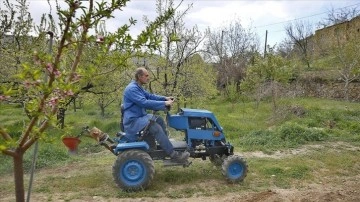 Bahçesini değirmek düşüncesince hurda otomobil parçalarından mini traktör yaptı