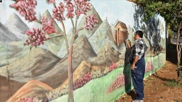 Belediyenin 11 salname temizlik işçisi Cizre'nin duvarlarını resimlerle süsledi