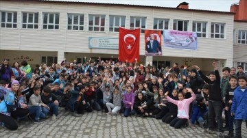 Birçok ilden Bitlis'e mevrut gönüllüler küçüklere hediye dağıttı