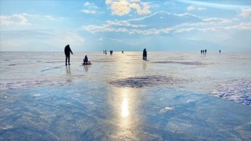 Buzla ciltli Çıldır Gölü'ne mevrut turistler ahenkli devir geçiriyor
