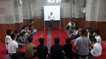 Cami imamı etkinliklerle yaz Kur'an kursunu öğrenciler düşüncesince çalgılı çağanaklı bir duruma getirdi