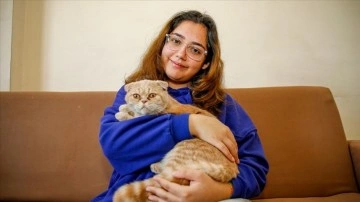 Depremde vurulan Sena, 19 çağ sonradan kurtarılan kedisi "Zeno"yu yanından ayırmıyor