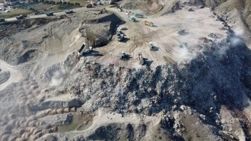 Depremde yıkılan binaların toplandığı çöküntü endüstrisi "dağ" üzere yükseliyor