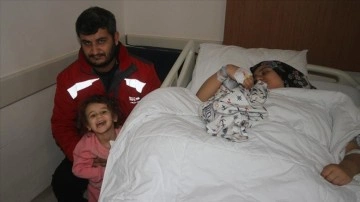 Depremzede iki canlı eş Konya'da bebeğini kucağına aldı