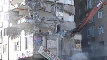 Diyarbakır'da yıkımına başlanan 9 eğik bina çöktü