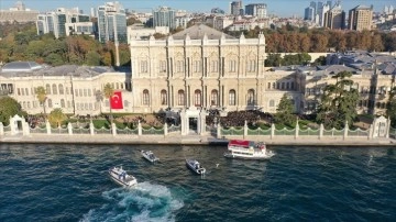 Dolmabahçe Sarayı uğrunda dalış eden dalgıçlar su altında Atatürk posteri açtı