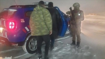 Elazığ'da kar dolayısıyla yolda çevrili kalan 5 kişiyi jandarma kurtardı