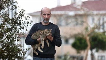 Emekli madenci deprem sahasında kişilerin ve kedilerin dünyasına dokundu