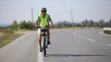 Emekli öğretmen bisikletiyle günce 40 kilometre sefer katediyor