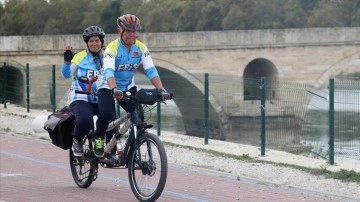 Emekli öğretmen çift yaşamlarına düet bisikletle keyif ve sevinç katıyor