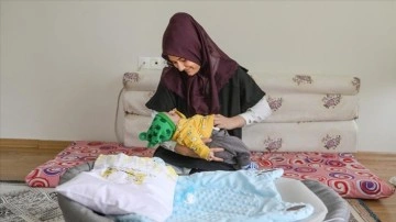 Enkazda ölen annesinin esirgeme bulunduğu 53 günce bebeğe mazot üvey anne yapıyor