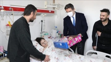 Erzurumlu 'kahraman baba' yaşamını kurtardığı önemsiz kızla hastanede buluştu