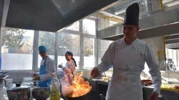 Eskişehir'de geleceğin şefleri, öğrenciler düşüncesince yemek hazırlıyor