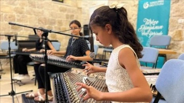 Filistinli kollar Kudüs Yunus Emre Türk Kültür Merkezinde kanun konseri verdi