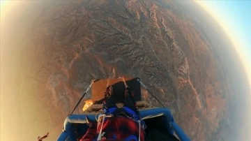 Fransız sportmen Valentin Delluc, Kapadokya’da 2 bin 600 mt. yükseklikteki balondan atladı