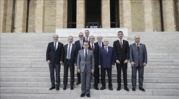 Galatasaray Başkanı Dursun Özbek, dalavere yerleşmiş üyeleriyle Anıtkabir'i görüşme etti