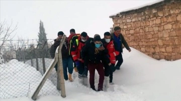Gaziantep'te yolu kardan boğunuk mahalledeki hastaya UMKE ulaştı