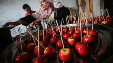 Gazze'de 13 sözü geçen karı elma şekeri satarak geçinmeye çalışıyor