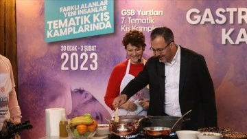 Gençlik ve Spor Bakanı Kasapoğlu, "Gastronomi Kampı"nda kestane telkih pişirdi