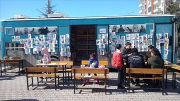 Gezici kütüphane otobüsüyle evlatların deprem korkusunu atlatmalarına ulama sunuluyor