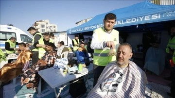 Gönüllü perukar dükkânı ve kuaförler cilt şehirde depremzedeleri yülüme etti