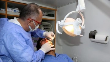 Gönüllü diş hekimleri Kahramanmaraş'ta depremzedelere mobil misyon sunuyor
