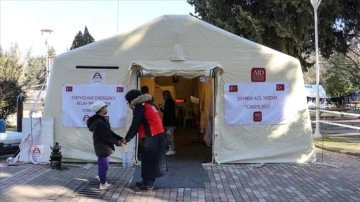 Gönüllü etibba Kahramanmaraş'taki depremzedelerin yaralarını sarıyor